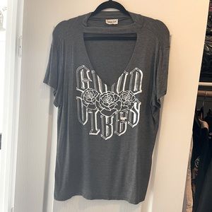 Choker vneck graphic tee
